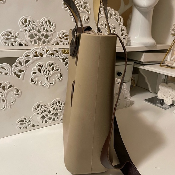 long shape O bag in good condition no scratch or any other damage fits a lot. - Picture 3 of 16